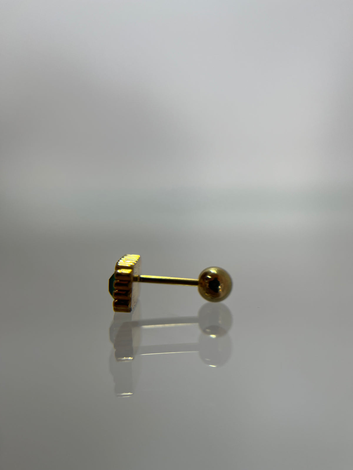 Piercing rectangular titanium dorado (cierre bolilla)