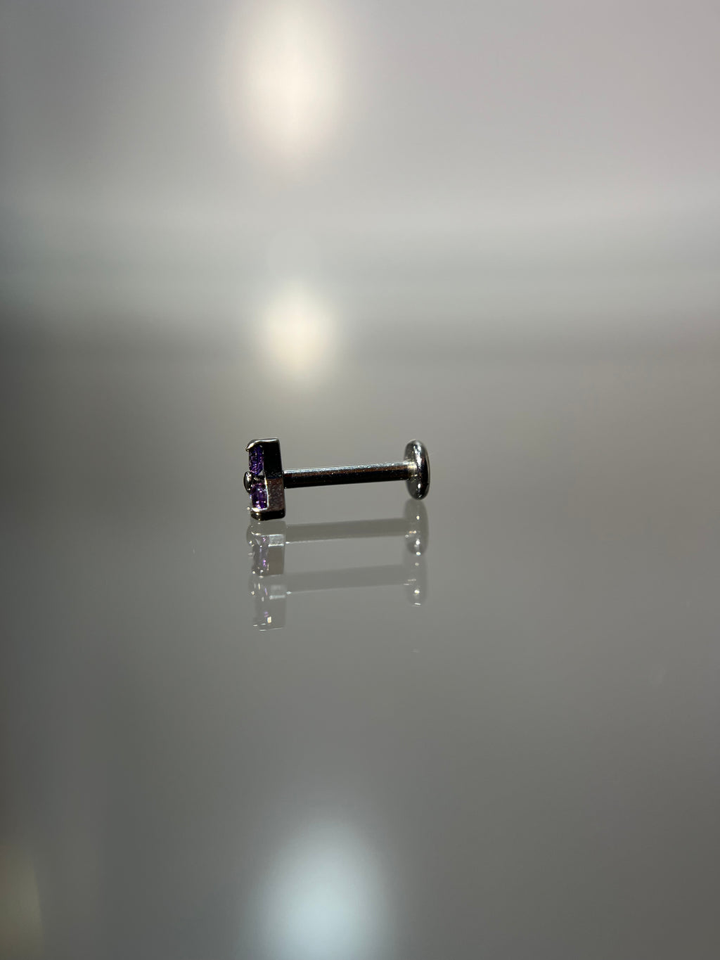 Piercings puntos morados (cierre plano)