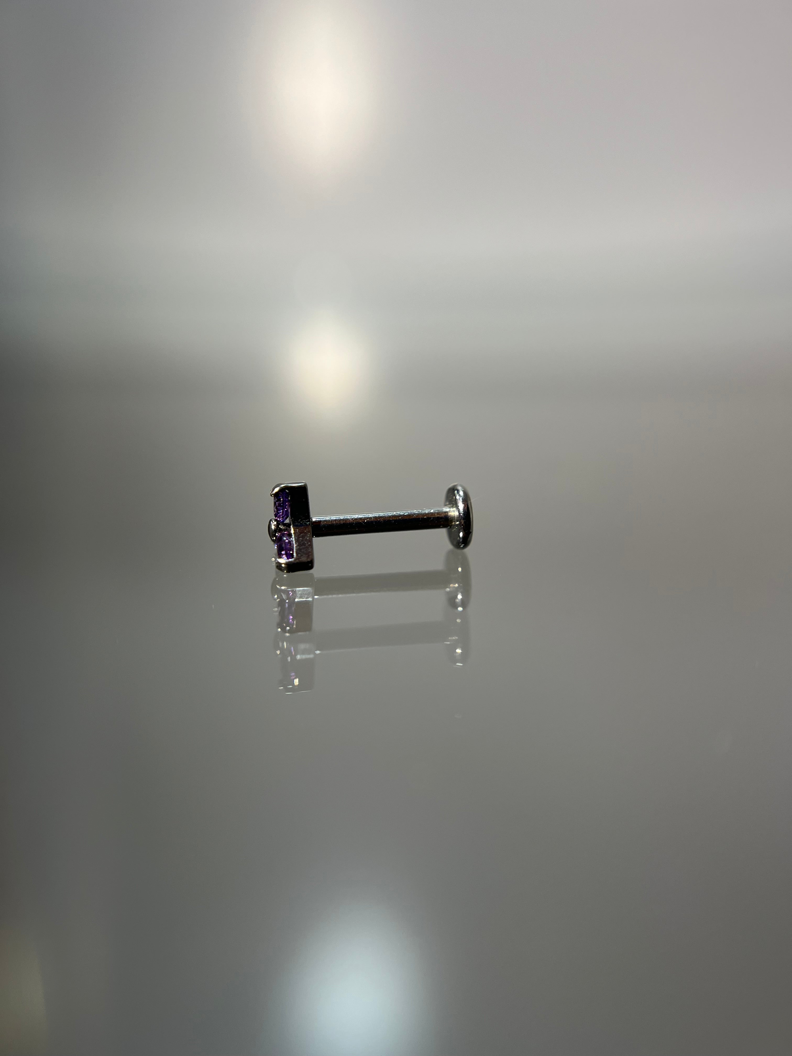 Piercings puntos morados (cierre plano)