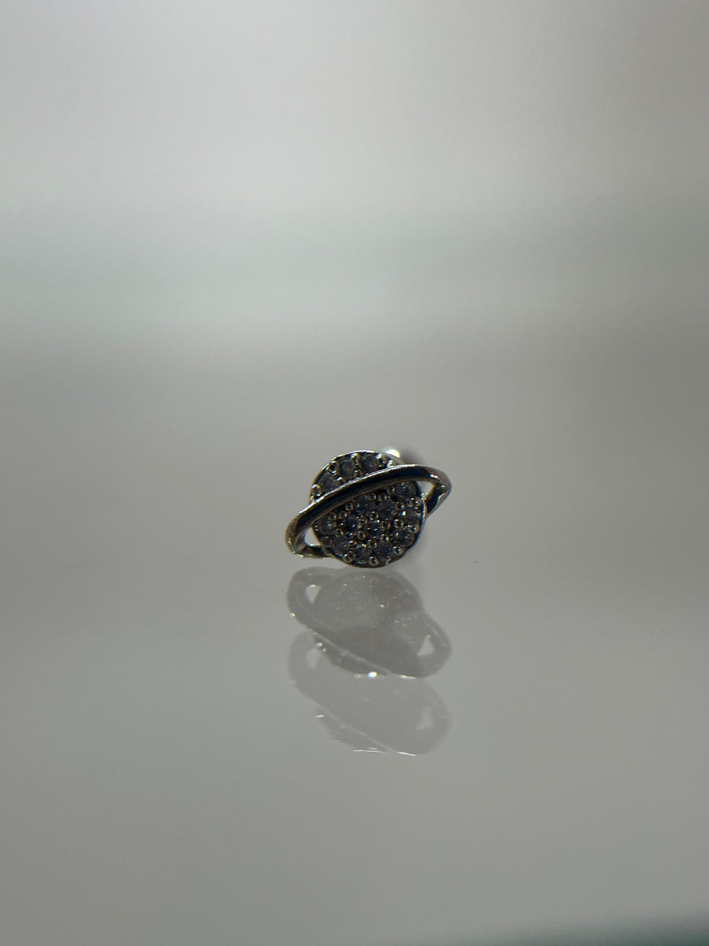 Piercing planeta acero plateado (cierre bolilla )