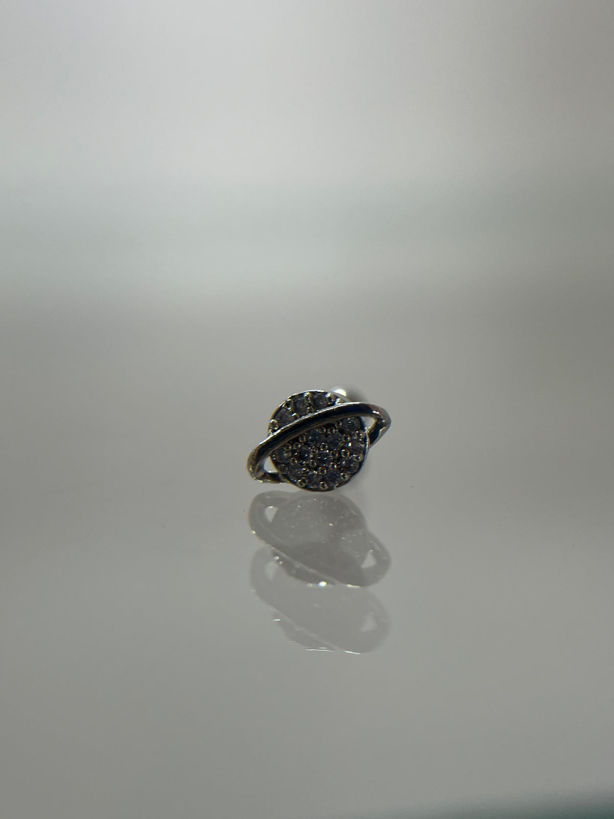 Piercing planeta acero plateado (cierre bolilla )