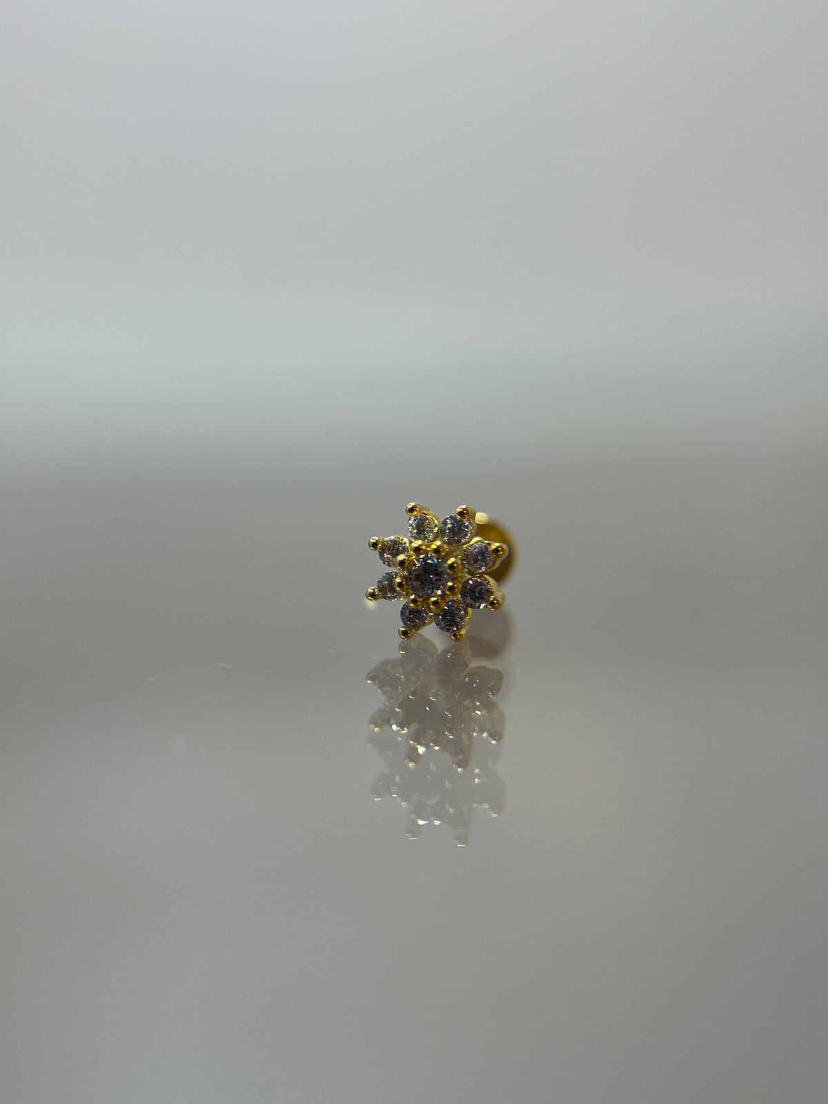 Piercing flor Dalia dorado titanium (cierre plano)