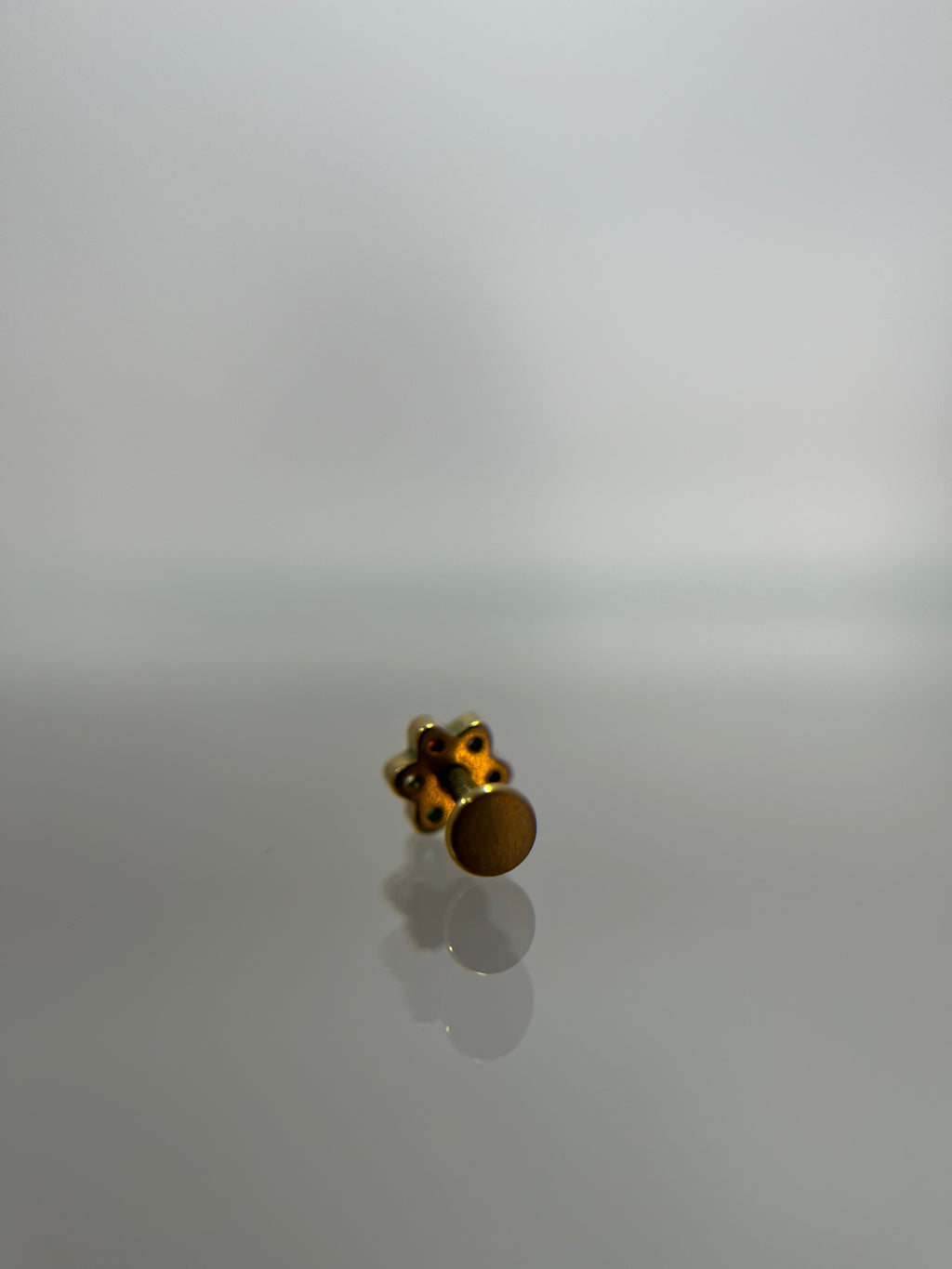Piercing flor titanium dorado (cierre plano)