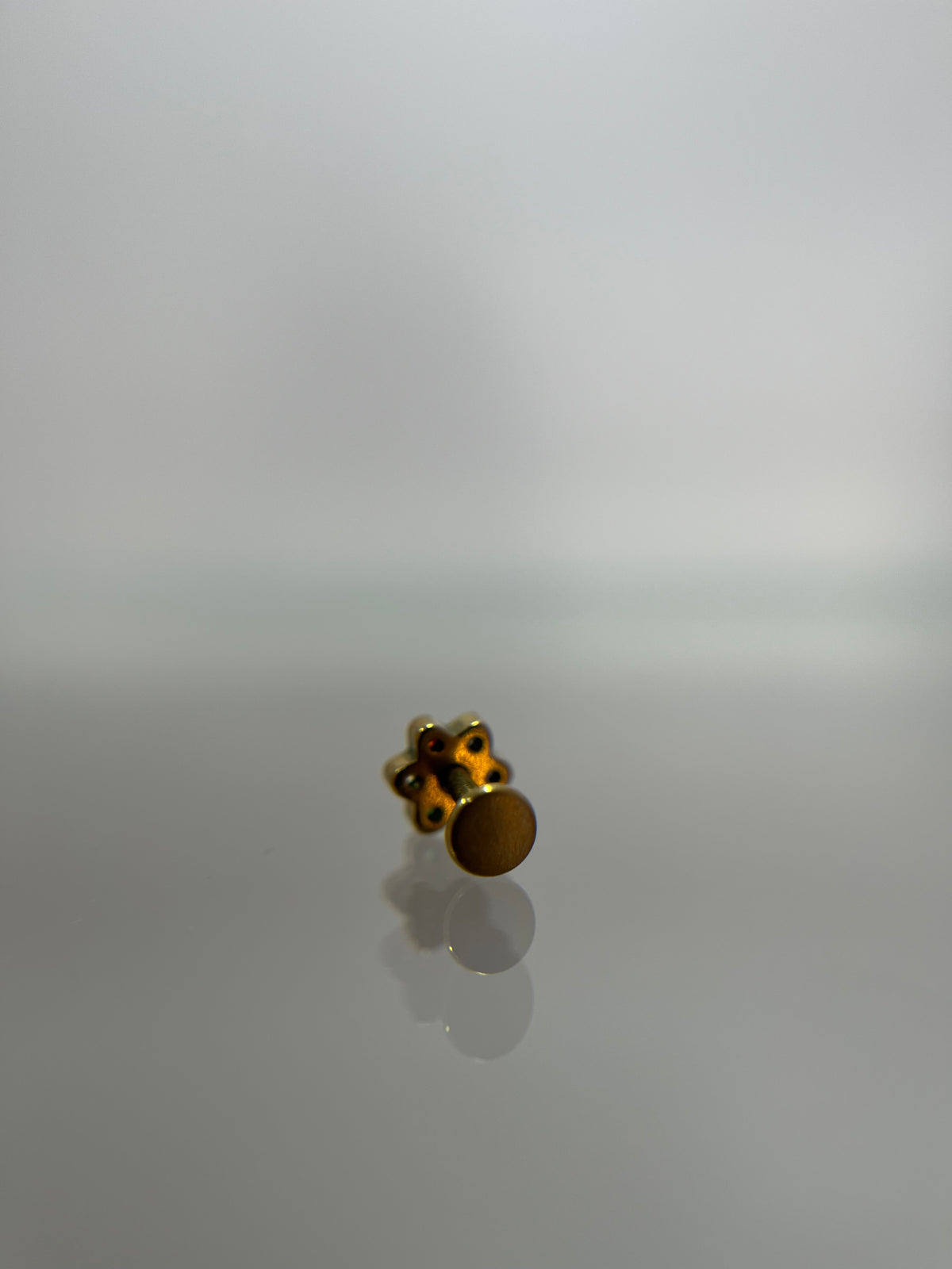 Piercing flor titanium dorado (cierre plano)
