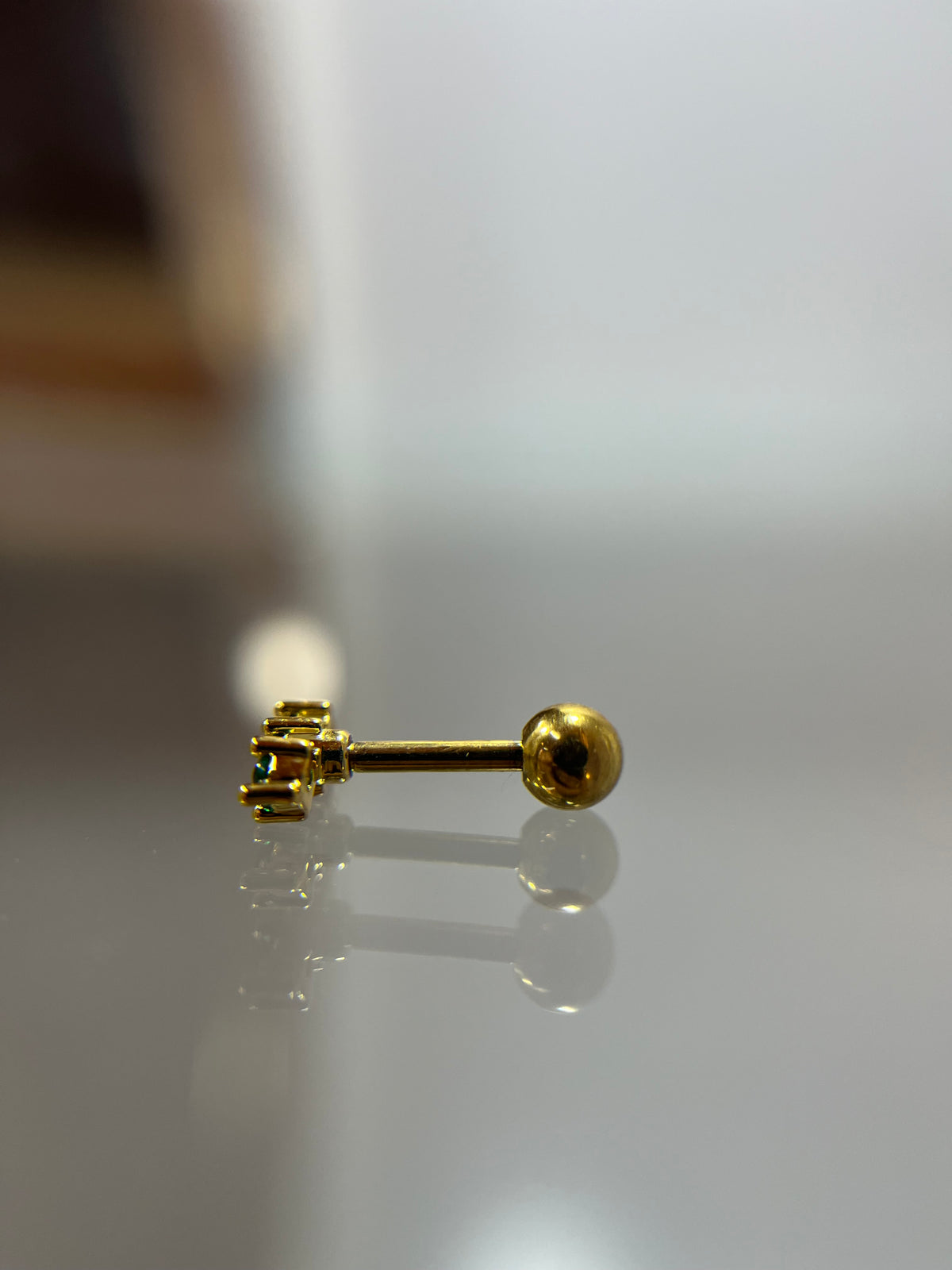 Piercing titanium tres piedras dorado (cierre bolilla)