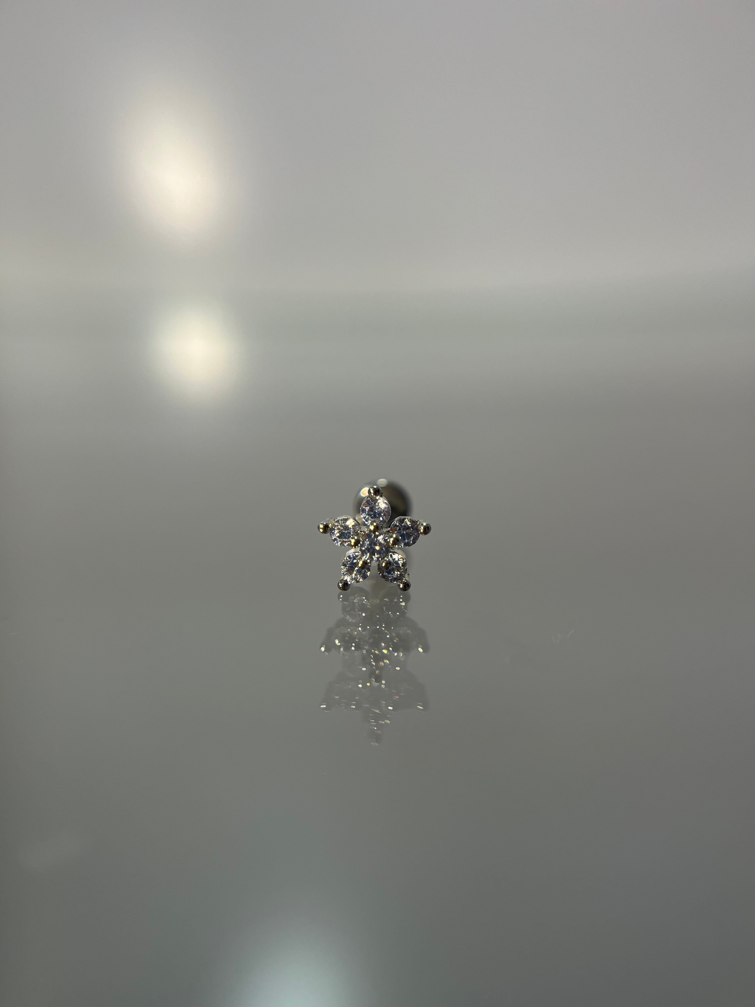 Piercings flor (cierre plano)