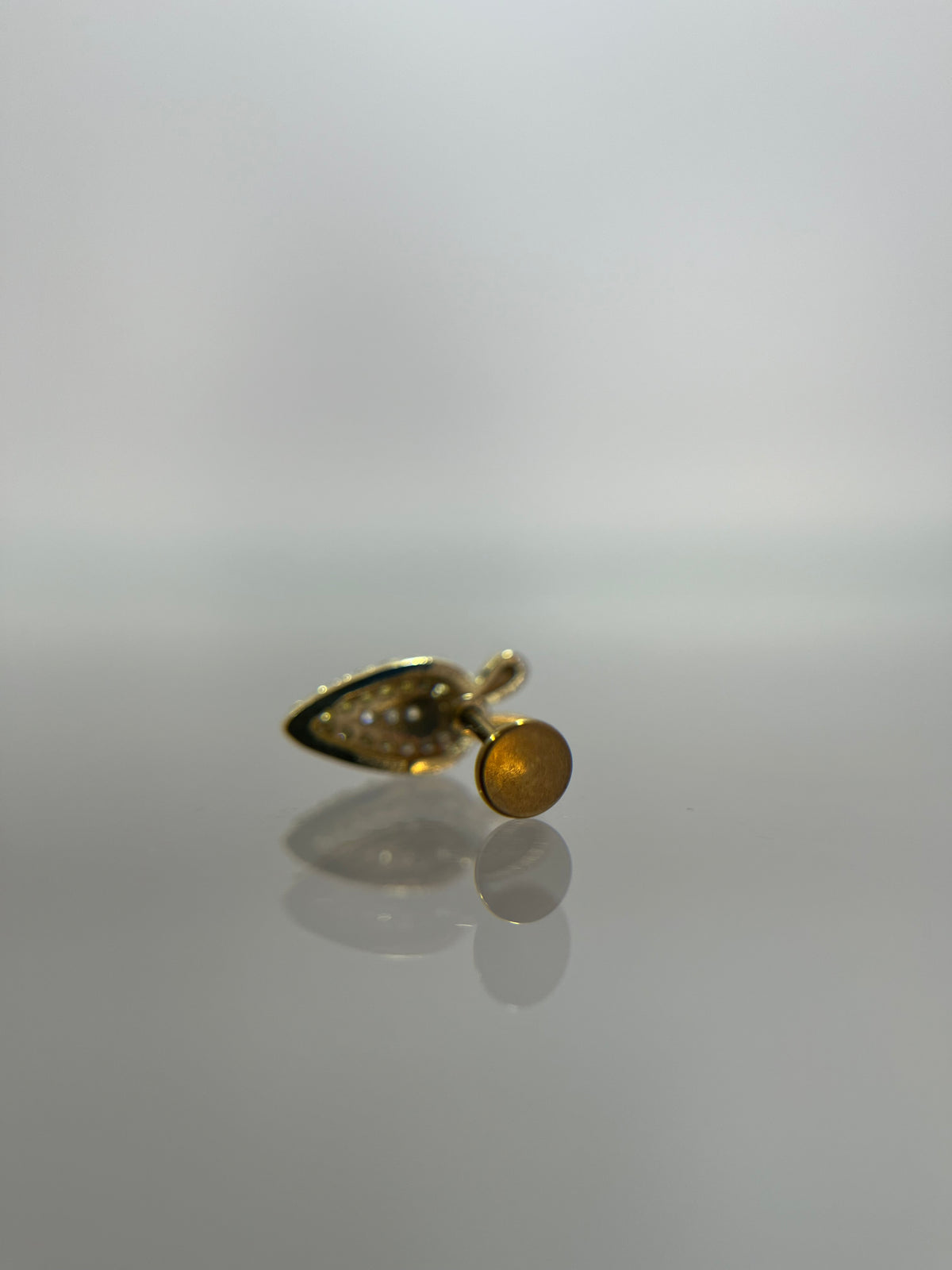 Piercing piña titanium dorado (cierre plano)