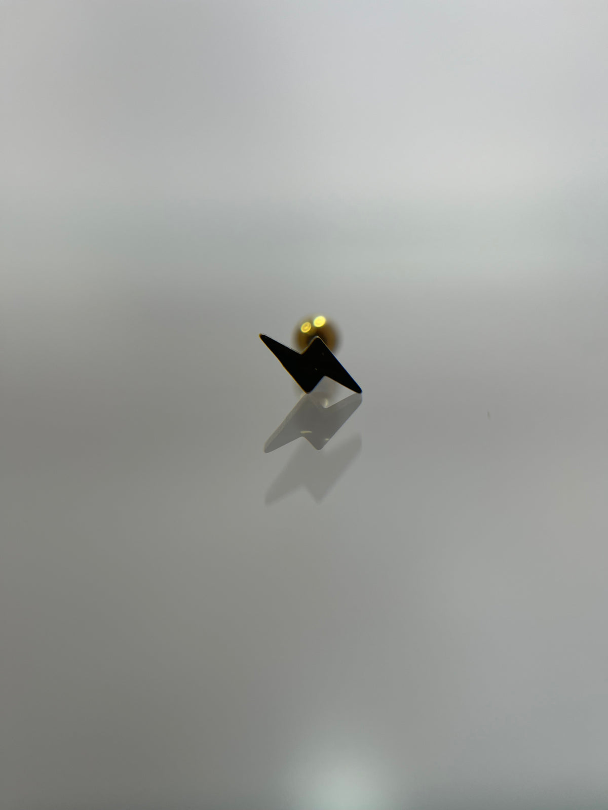 Piercing rayo titanium dorado (cierre bolilla)