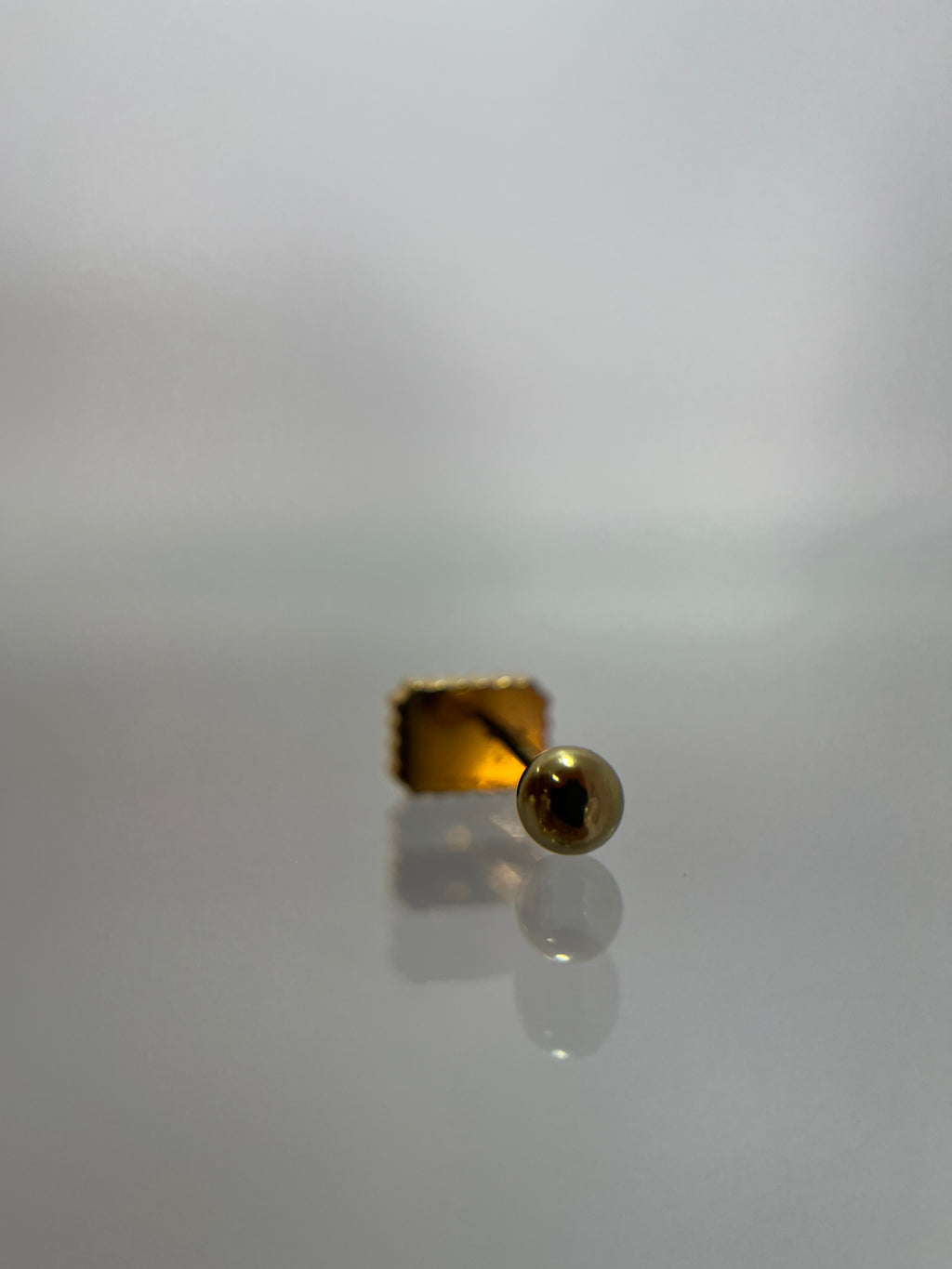 Piercing rectangular titanium dorado (cierre bolilla)