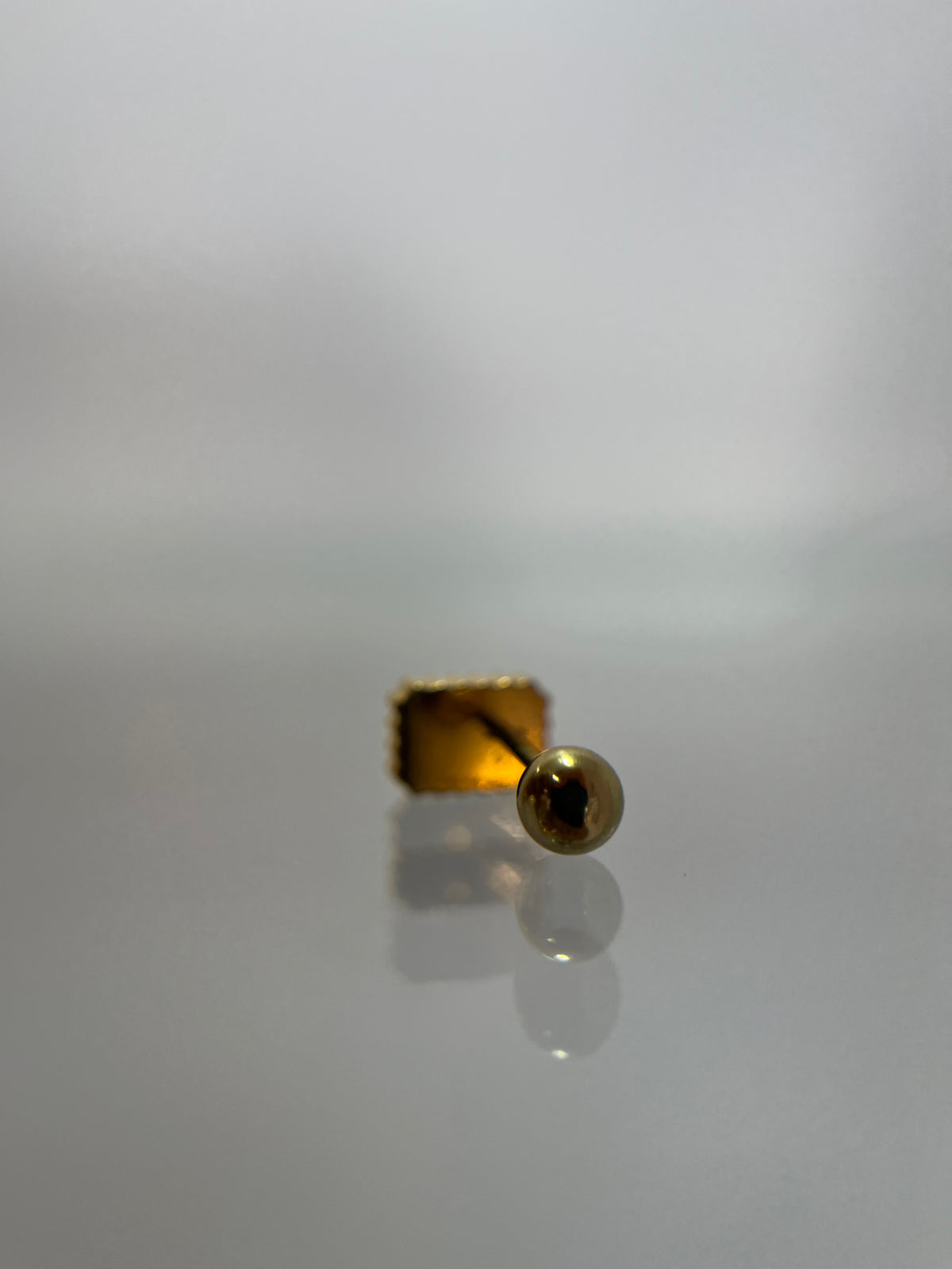Piercing rectangular titanium dorado (cierre bolilla)