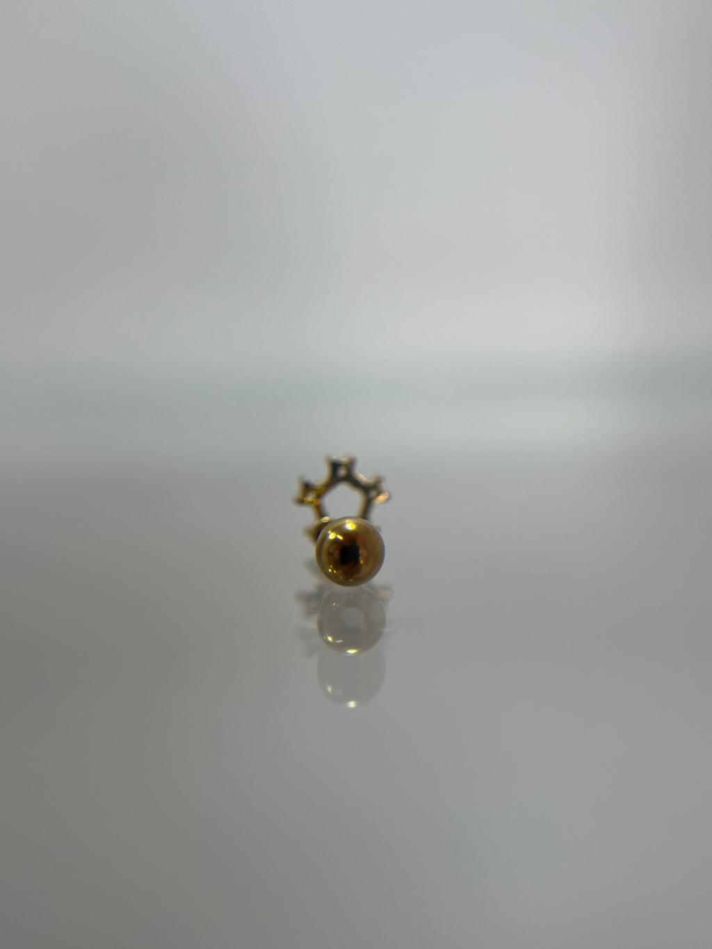 Piercing estrella cinco puntas titanium dorado (cierre bolilla)