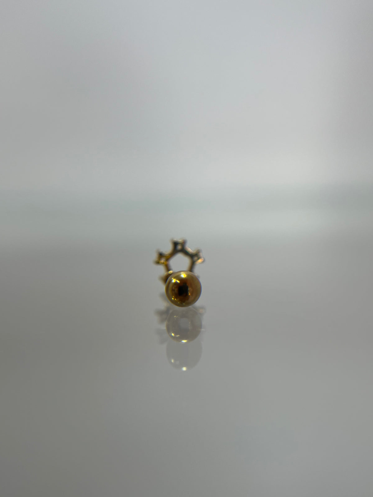 Piercing estrella cinco puntas titanium dorado (cierre bolilla)
