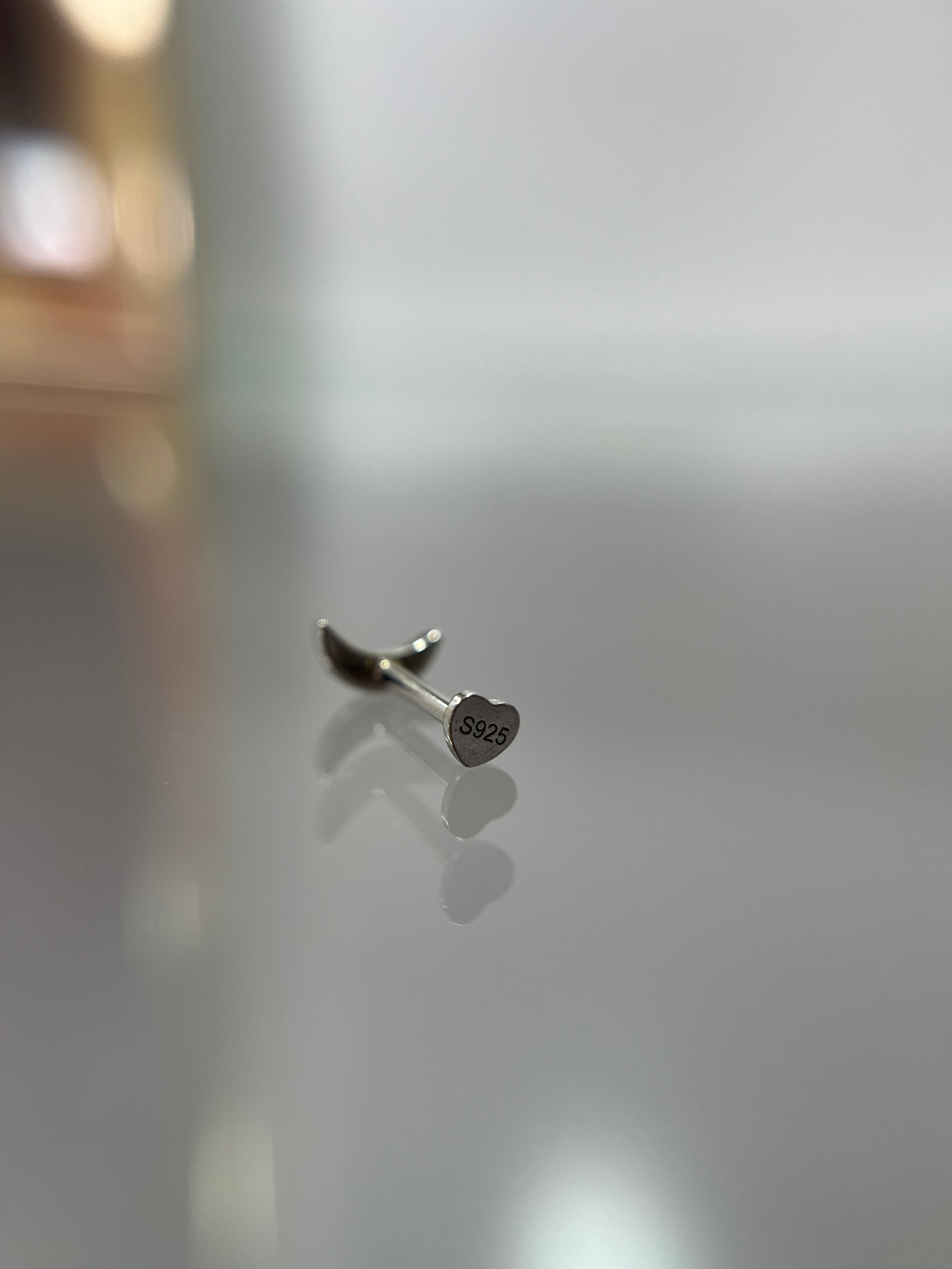 Piercing media luna (cierre plano)