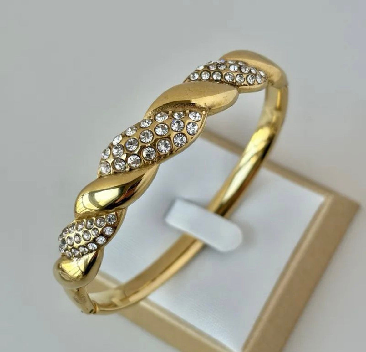 Brazalete dorado con incrustaciones de cristales