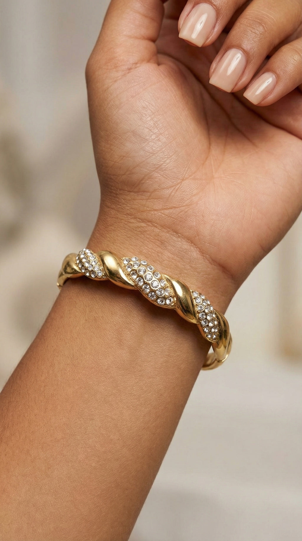 Brazalete dorado con incrustaciones de cristales