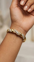 Brazalete dorado con incrustaciones de cristales