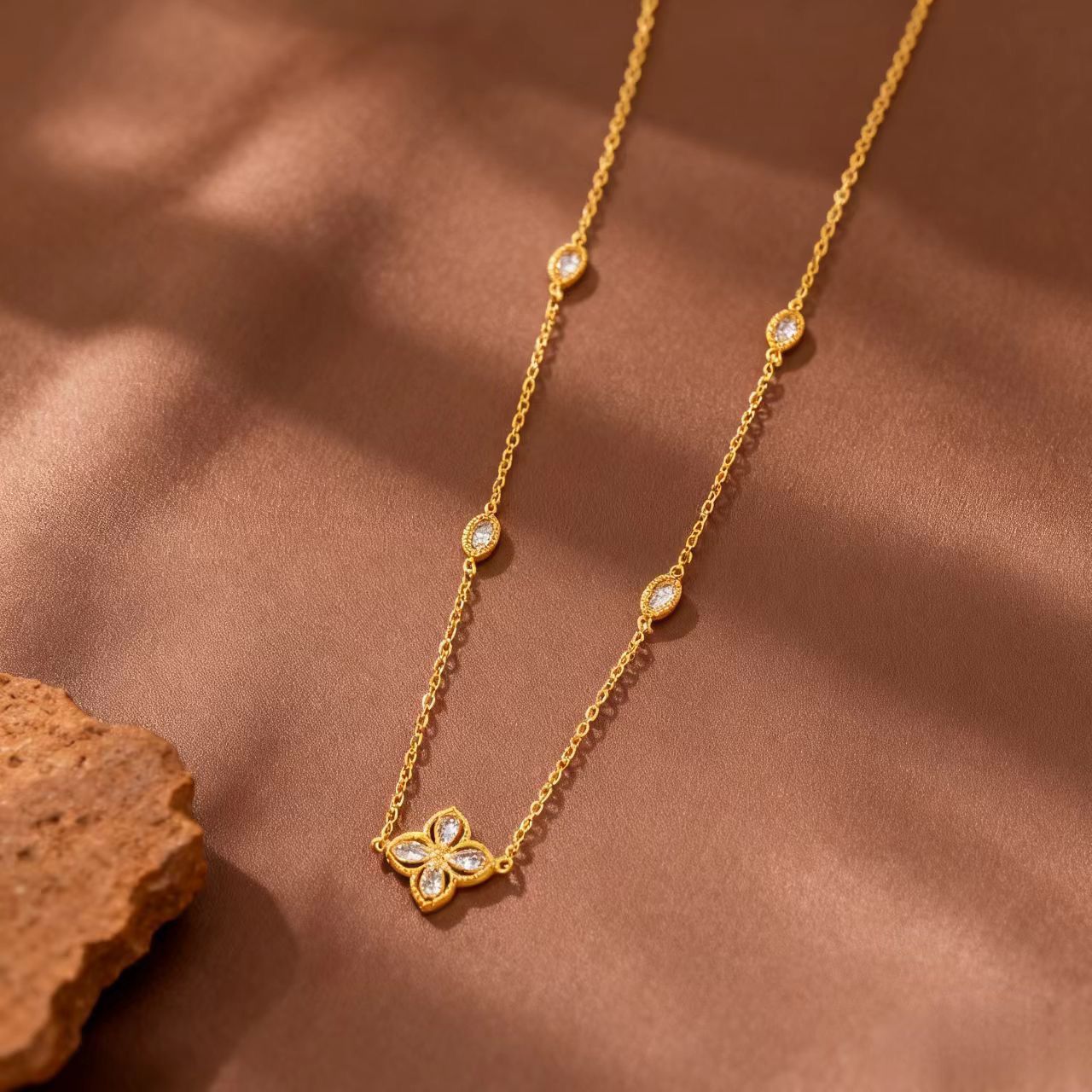 Collar van cleef dorado