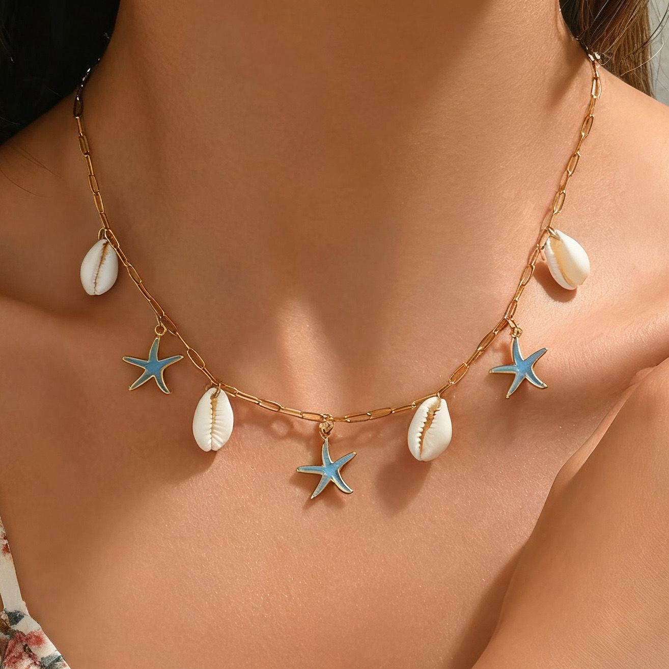 Collar de conchas y estrellas de mar dorado