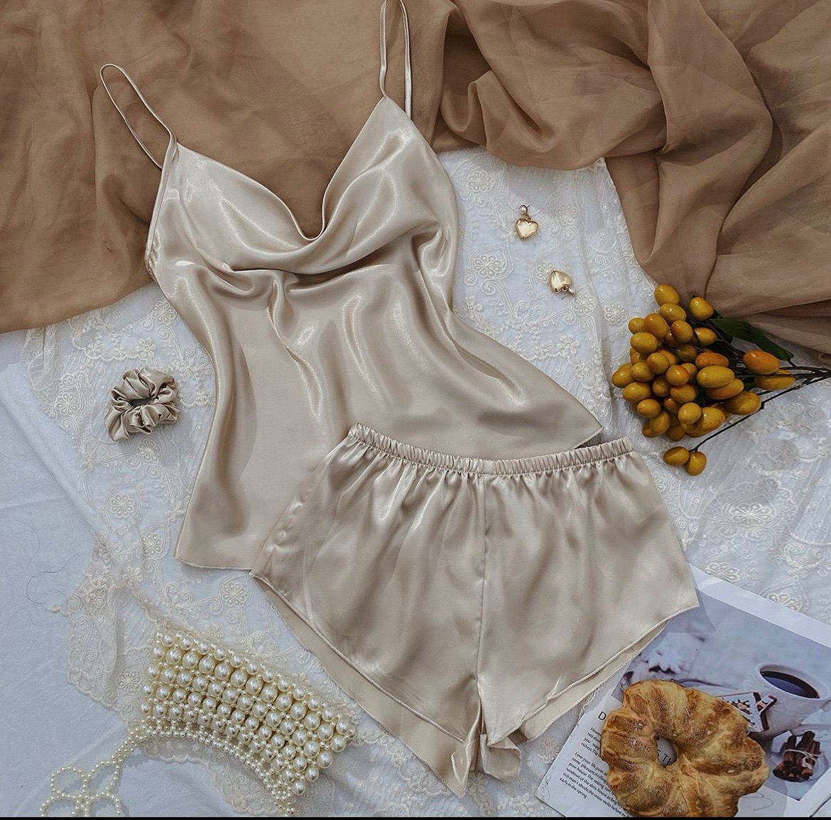 Pijama de satín beige
